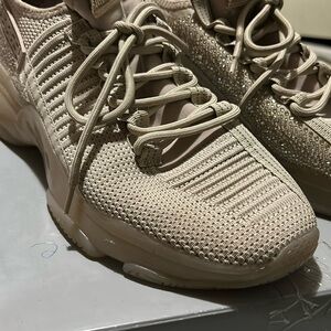 New Steve Maddens Maxima women’s sneakers blush size 12 no box